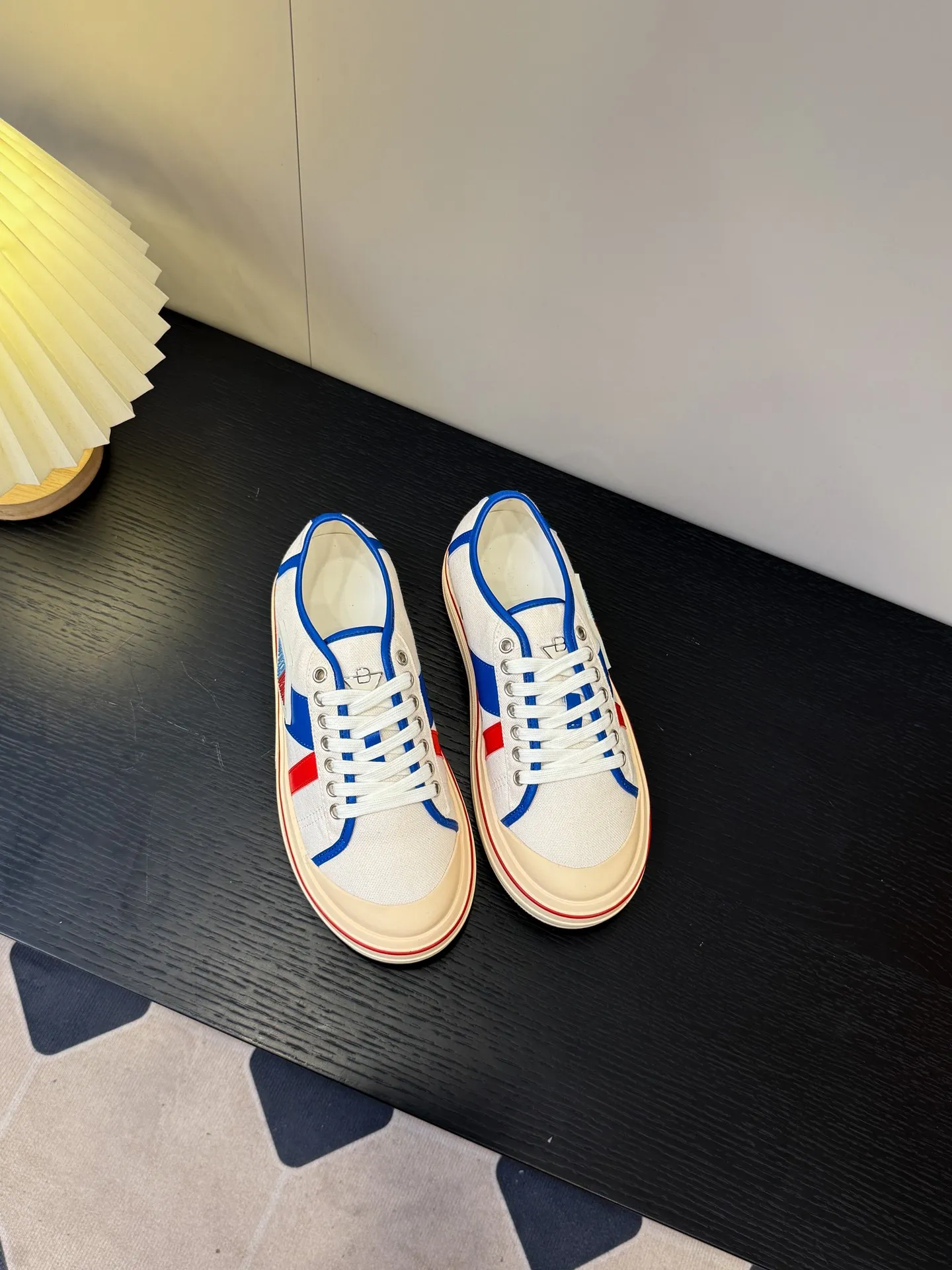 👟👟Ex-factory price 460👟👟 (Men's size +1️⃣0️⃣) BVOrbit's latest 2025 catwalk model, developed 1:1 from the original board, classic color matching elements! This is the biggest highlight of this shoe, eye-catching but not exaggerated design, super cool for daily use, super versatile whether paired with pants, sweaters or skirts, looks good no matter how you wear it, the more you look at it, the more you like it ❗️ Outsole: Original outsole color: 5 colors code number: female 35-40 male 39-44